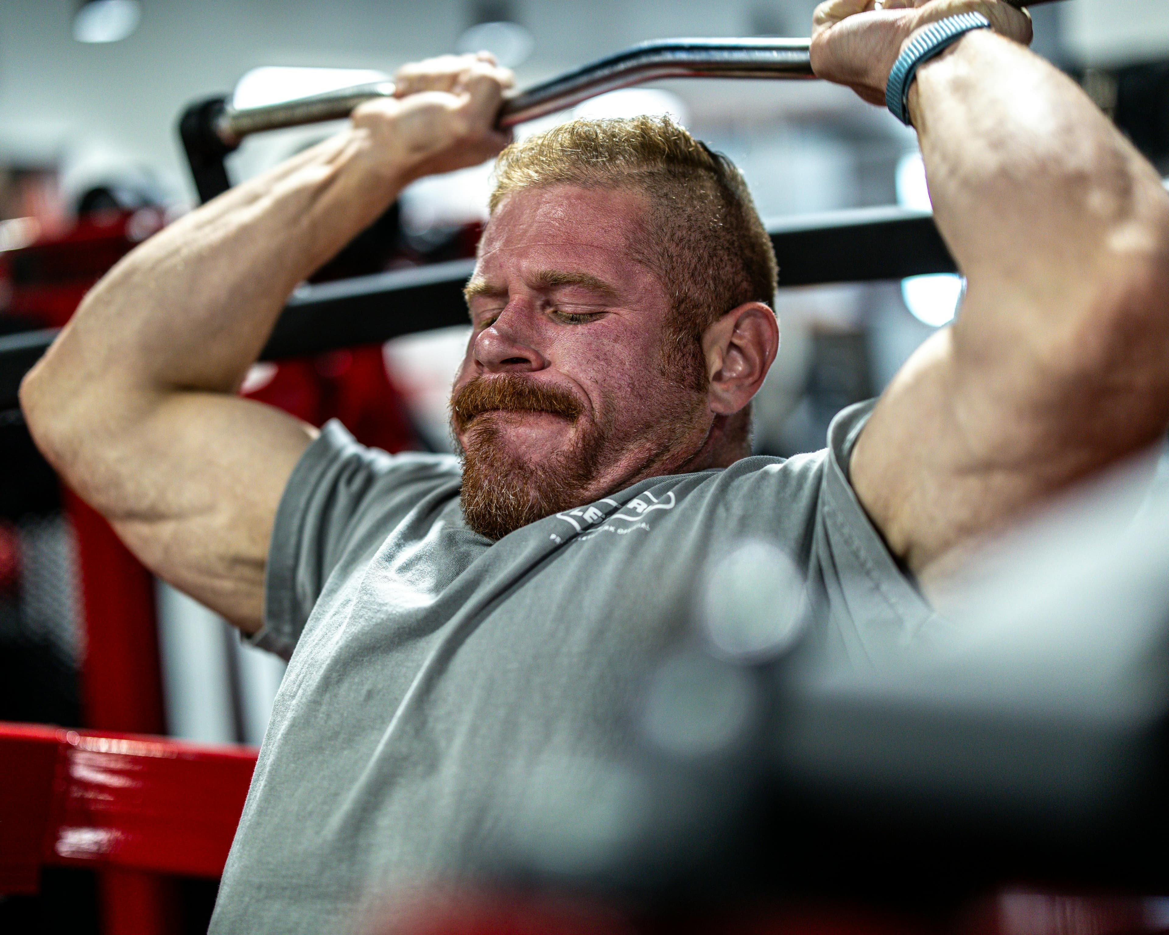 Strength athlete training with high intensity in a performance gym